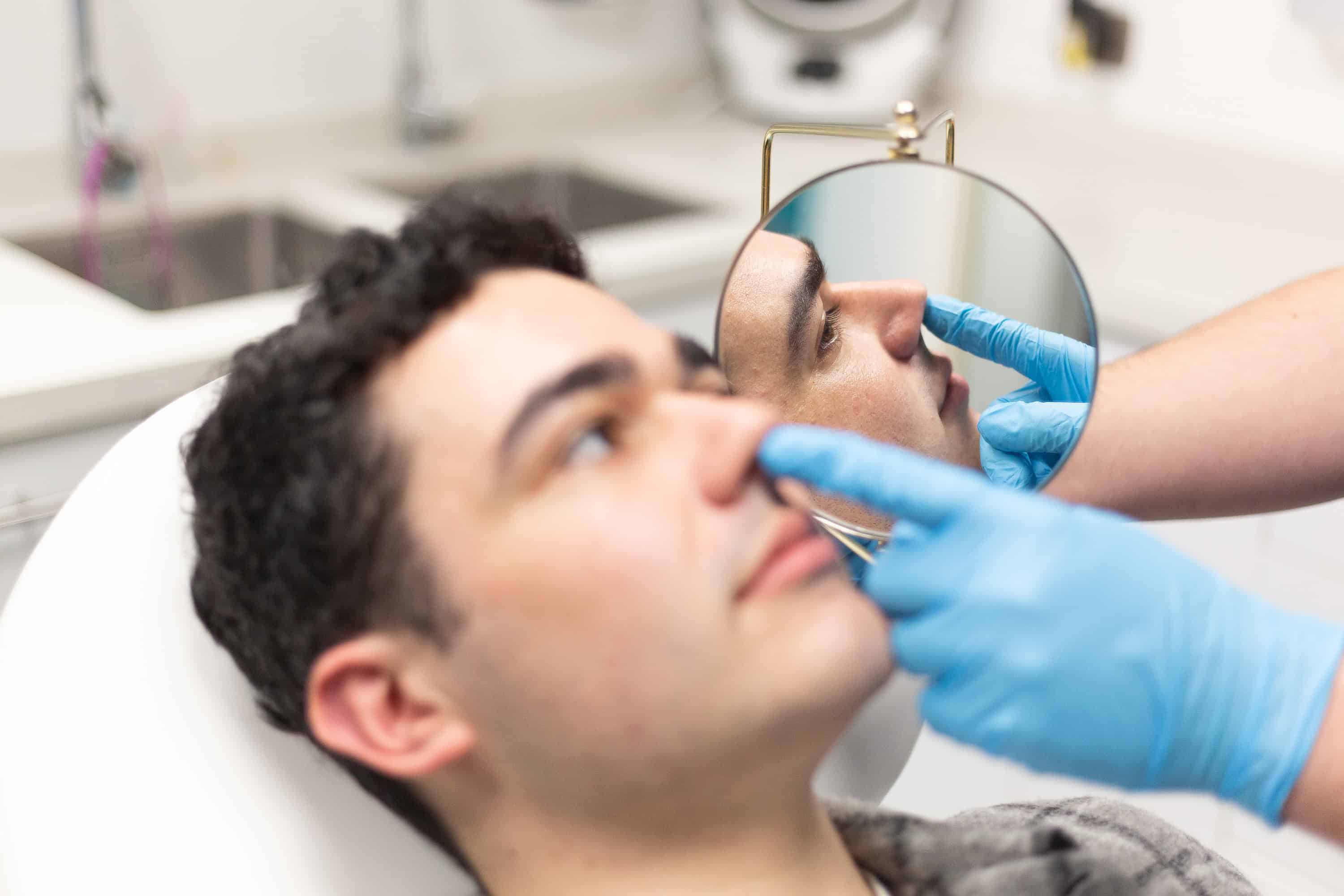 Procedimiento de Ácido hialurónico en la clínica estética
