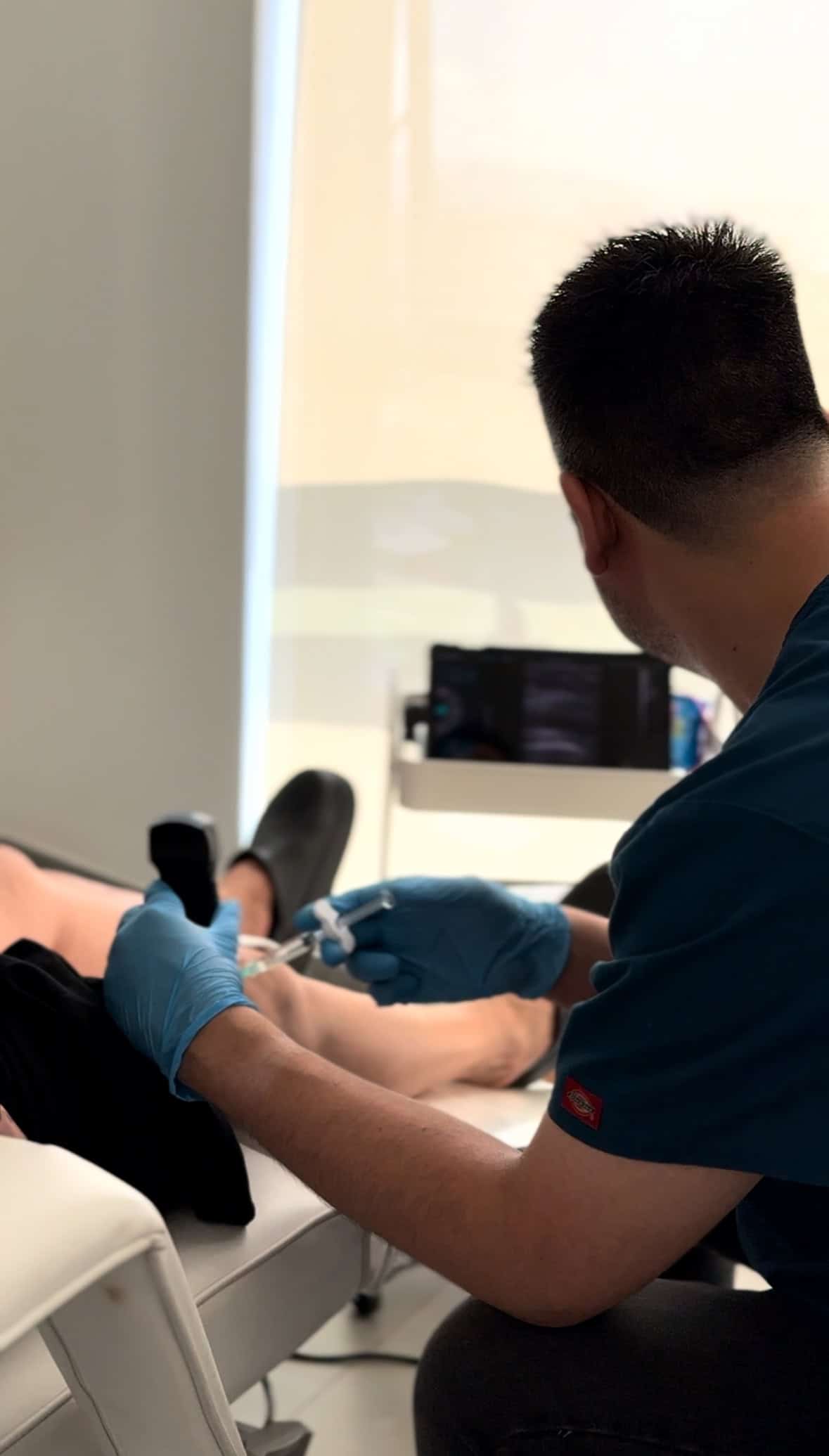 Procedimiento de infiltraciones PRP o Ácido hialurónico en la clínica estética